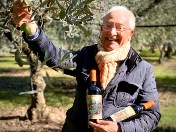 Pucci Giuffrida con una bottiglia di "un bellissimo novembre"