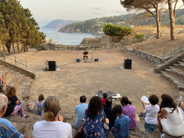 Tra archeologia e paesaggio a Lipari le opere digitali di Eva Schlegel [VIDEO]