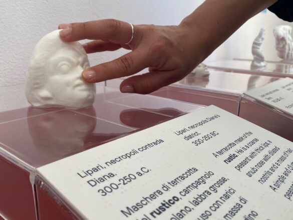 ARCHEOLOGIA E ACCESSIBILITA’: Sicilia, reperti tattili, segnaletica in Braille e video in LIS al Museo Luigi Bernabò Brea di Lipari. I beni culturali aprono a non vedenti e non udenti