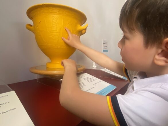 ARCHEOLOGIA E ACCESSIBILITA’: Sicilia, reperti tattili, segnaletica in Braille e video in LIS al Museo Luigi Bernabò Brea di Lipari. I beni culturali aprono a non vedenti e non udenti