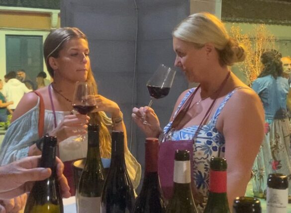 VM25_05 wine lovers in piazza VINI: Etna, torna ViniMilo dal 27 agosto al 13 settembre, 46/a edizione della più antica festa pre-vendemmia in Sicilia