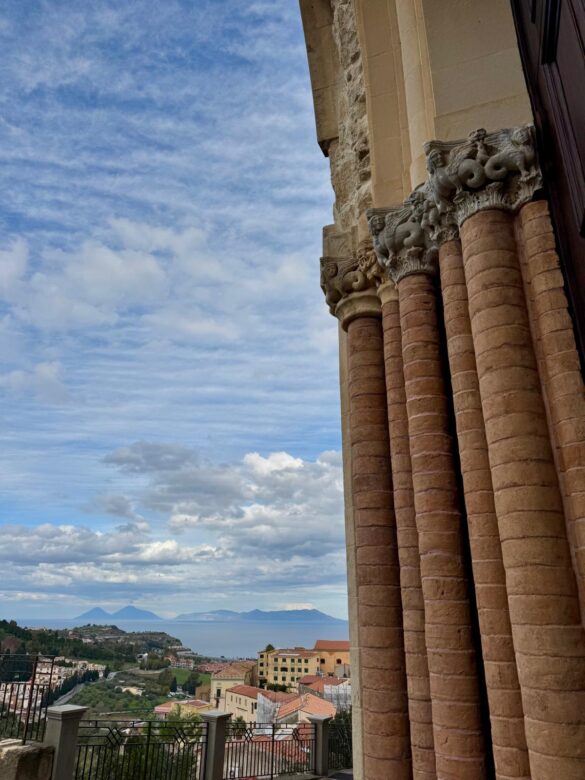PATTI_Cattedrale, scorcio dei capitelli zoomorfi, sullo sfondo le Eolie BENI CULTURALI: verso l’Anno Europeo dei Normanni, convegno internazionale a Lipari su potere laico e architetture religiose